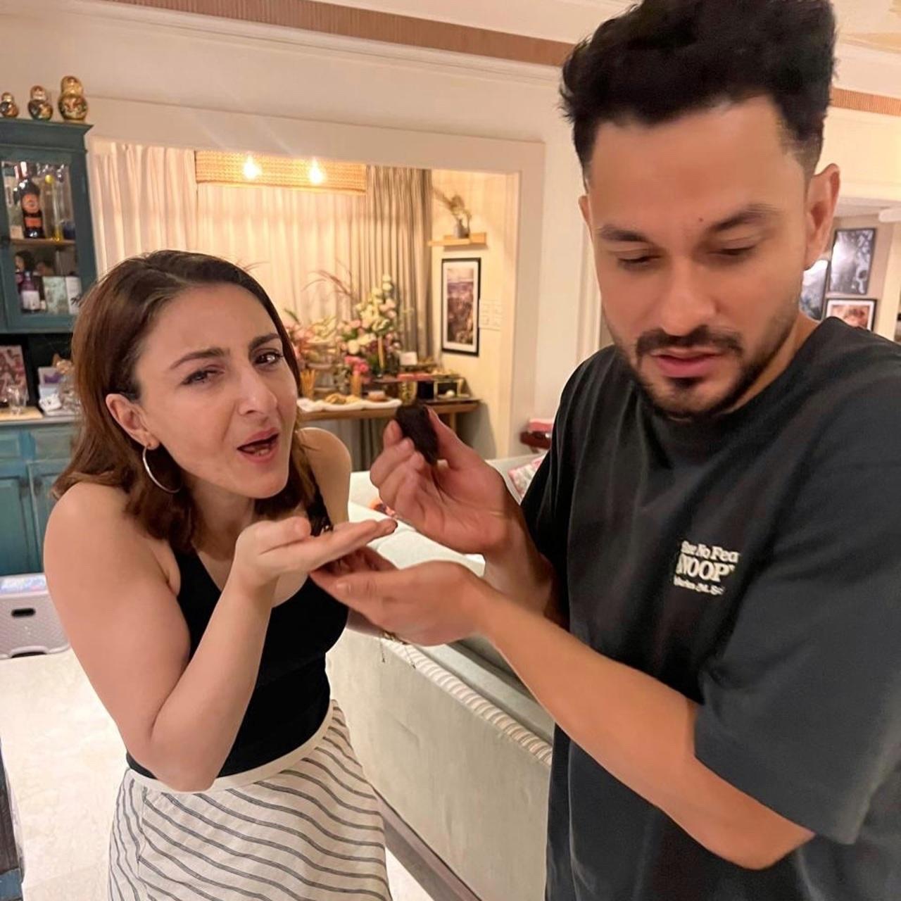 <p>Soha shares a candid moment with her husband and actor Kunal Kemmu as they feed each other cake</p>